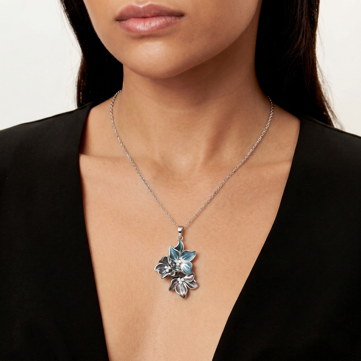 Light-catching Flower Necklace
