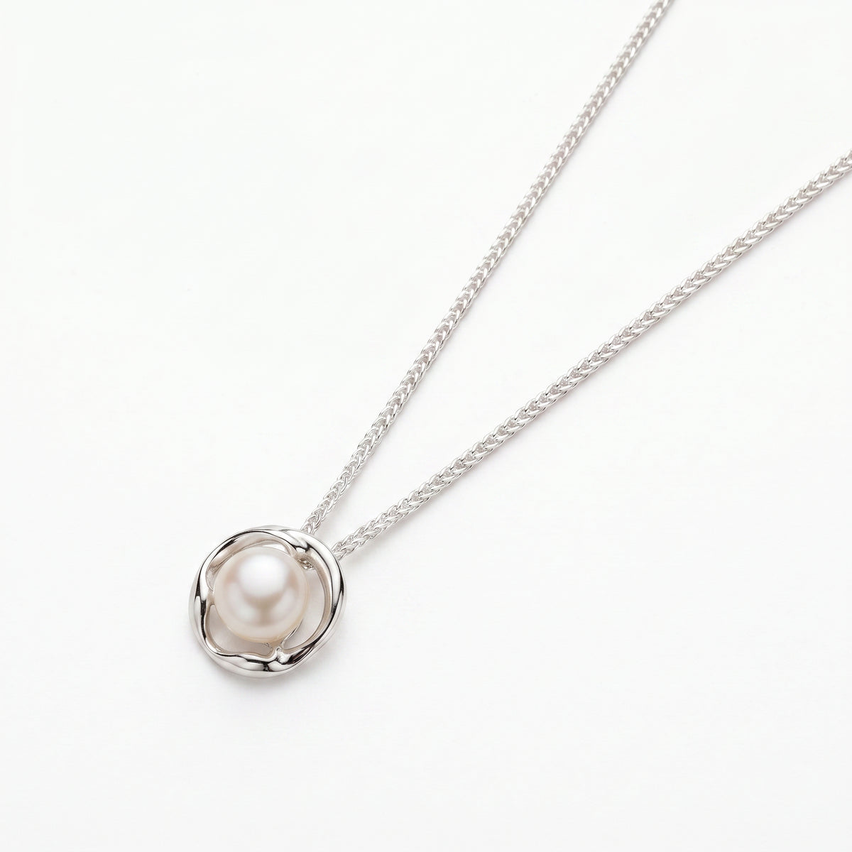 Gleaming Pearl Ripple Necklace