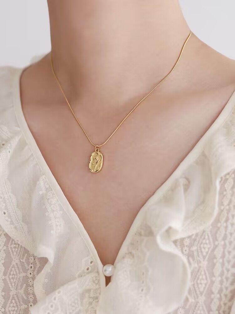 Romantic Tulip Musk Necklace