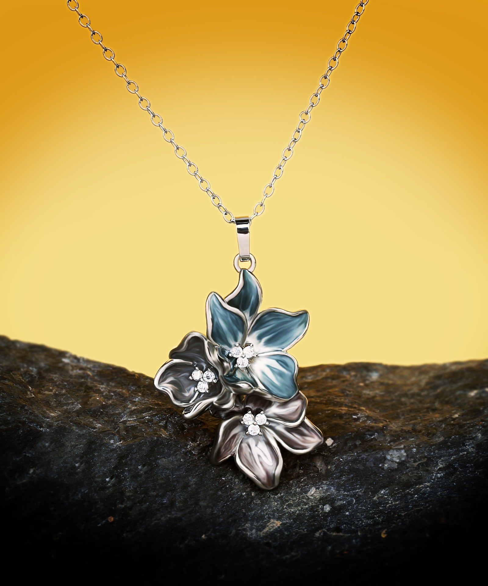 Light-catching Flower Necklace