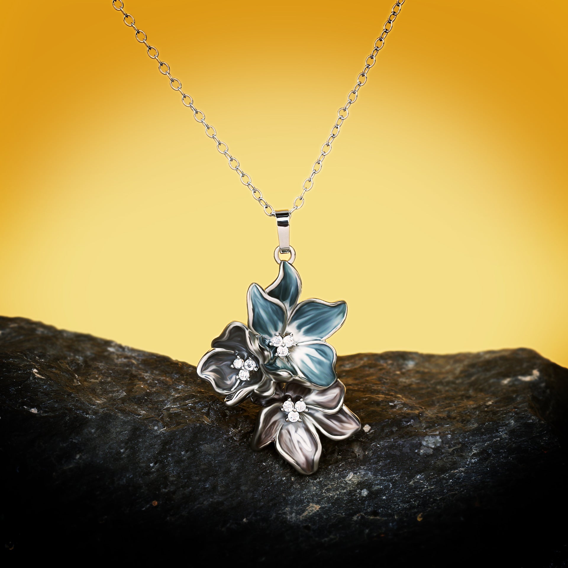 Light-catching Flower Necklace