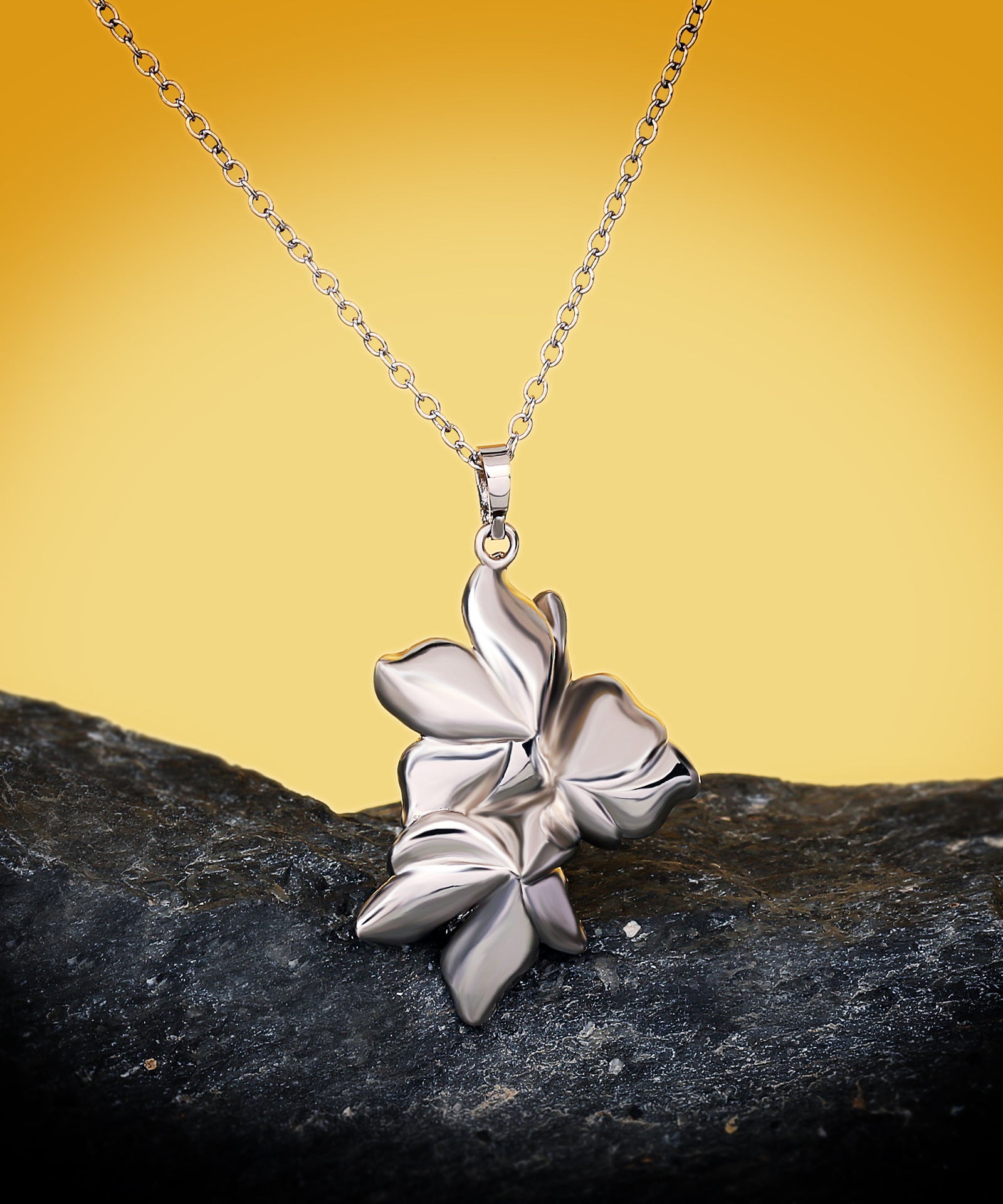 Light-catching Flower Necklace