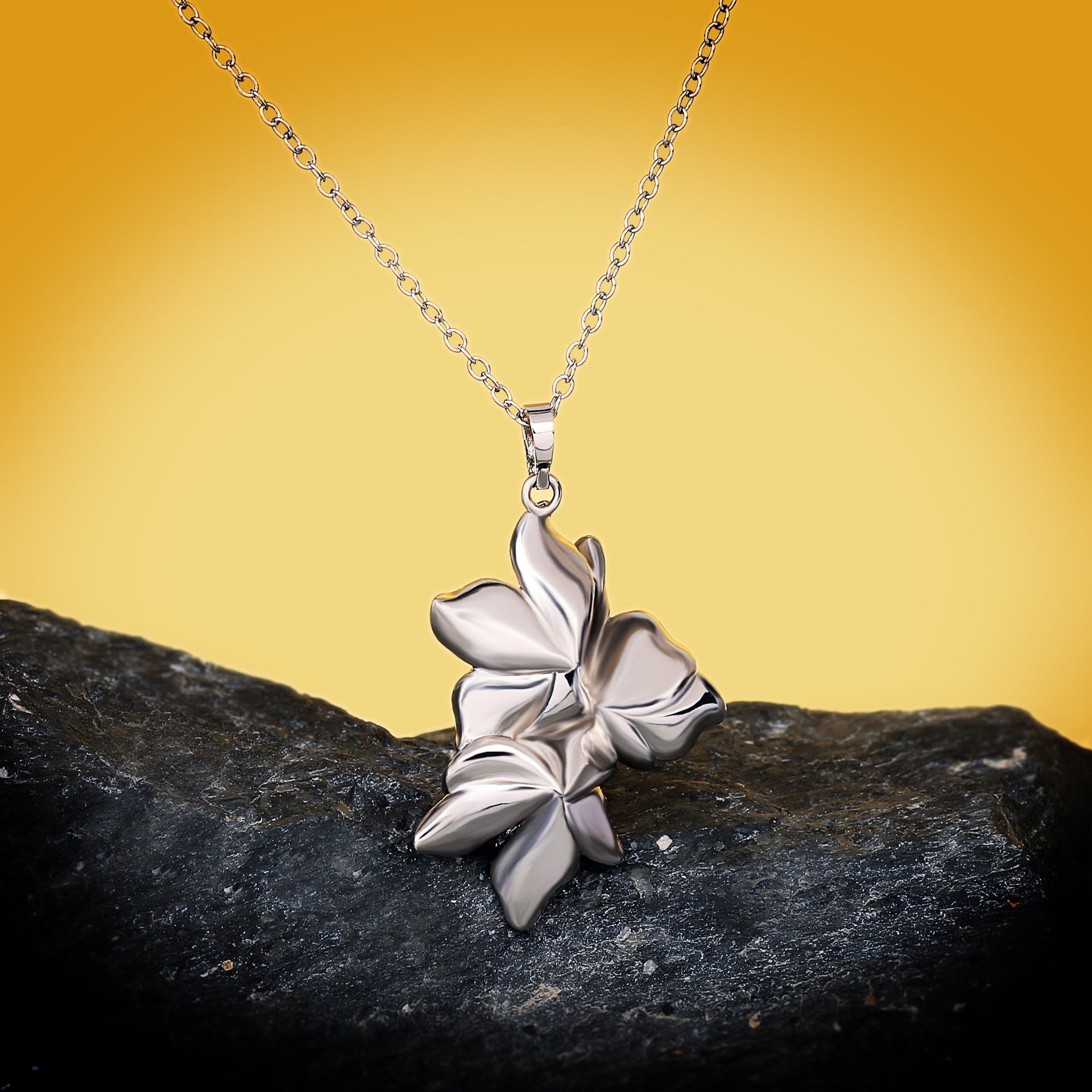 Light-catching Flower Necklace