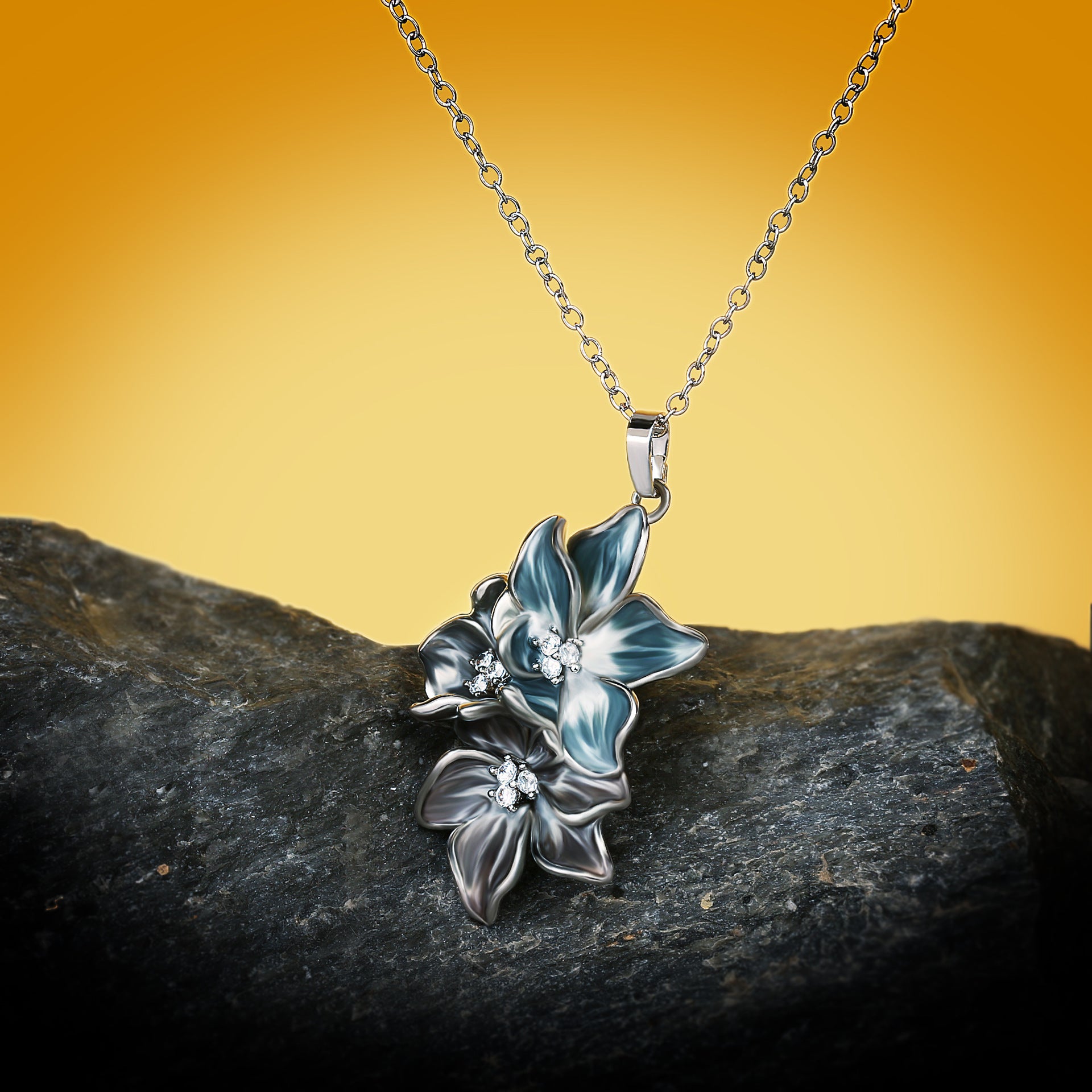 Light-catching Flower Necklace