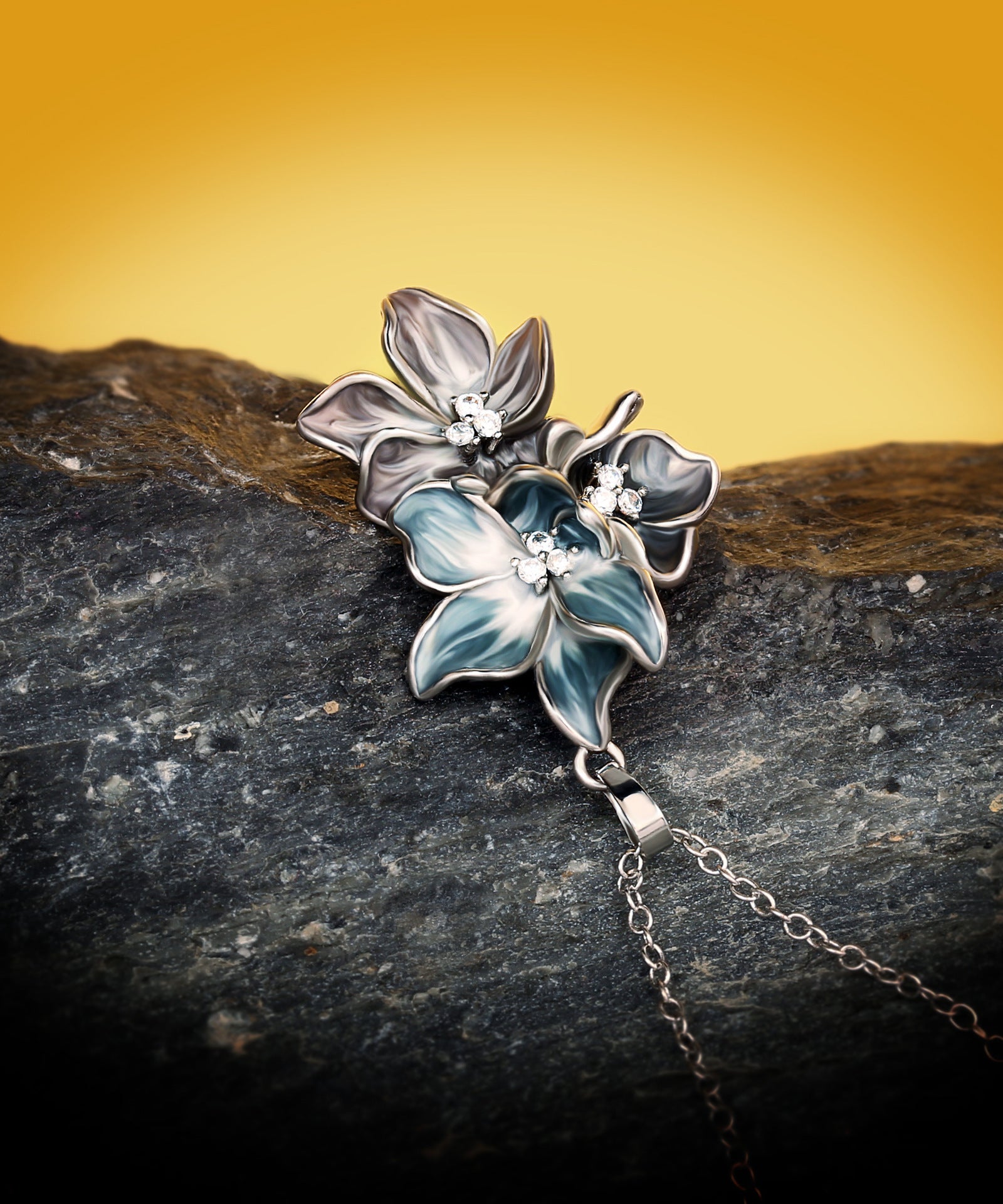 Light-catching Flower Necklace