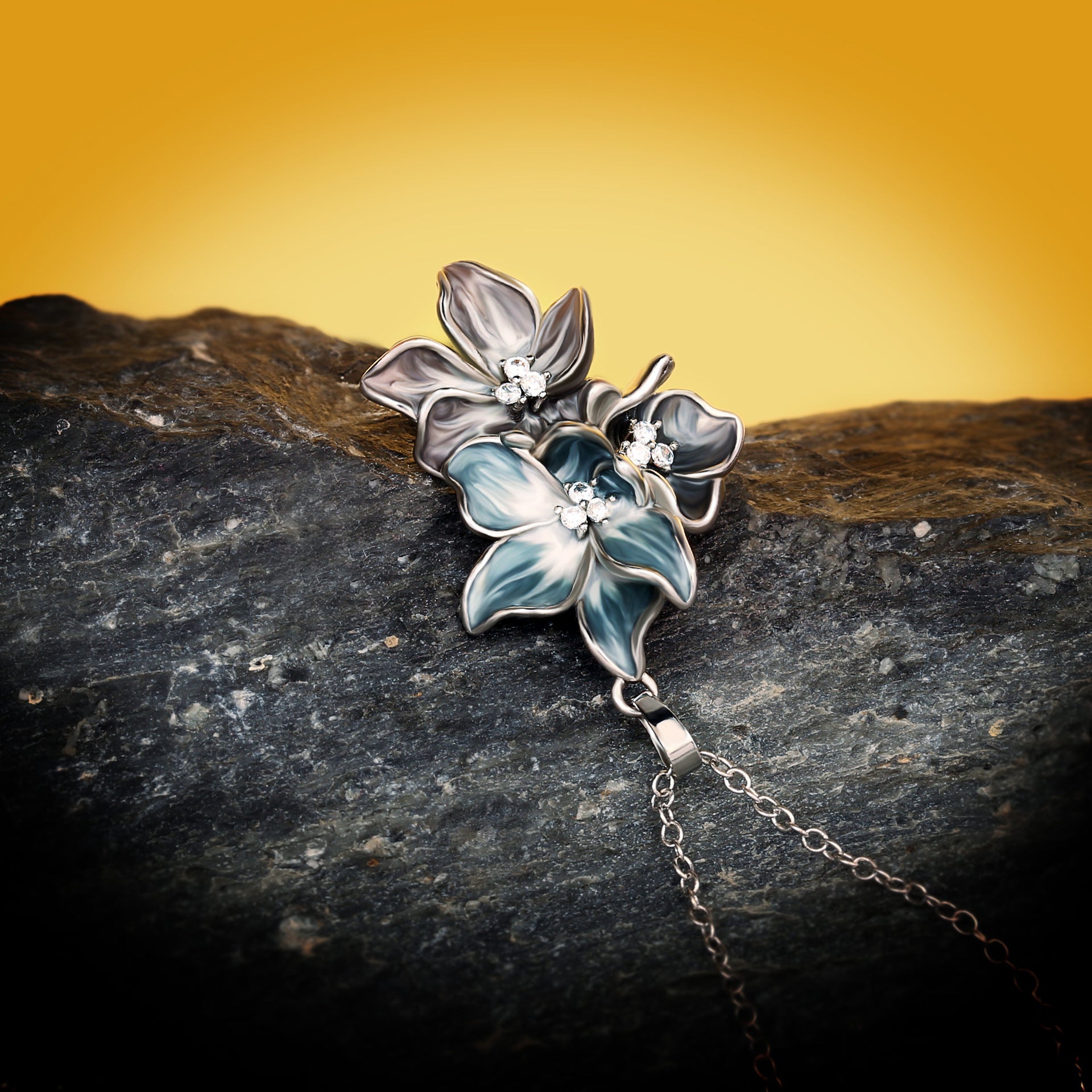 Light-catching Flower Necklace
