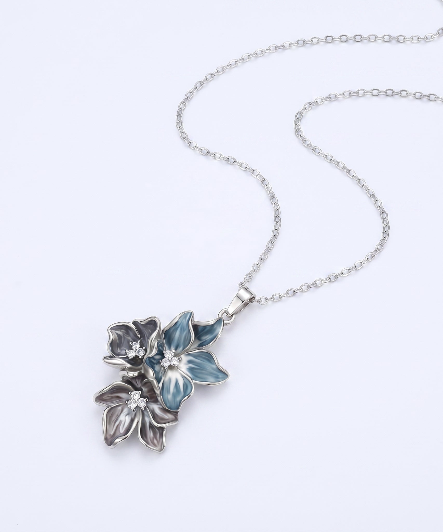 Light-catching Flower Necklace
