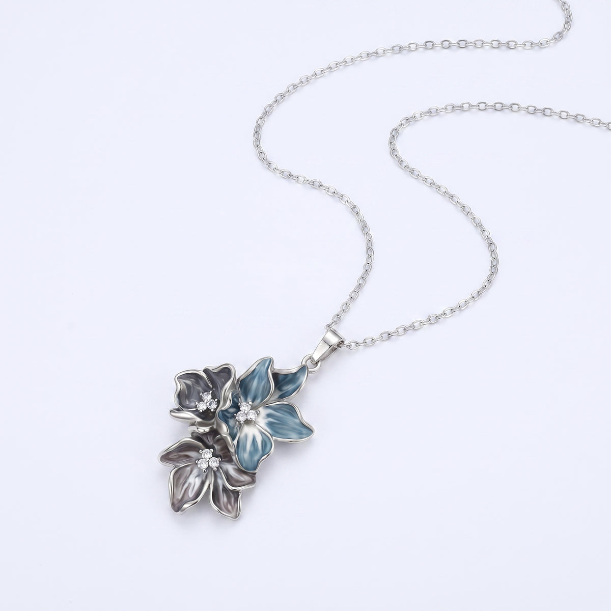 Light-catching Flower Necklace